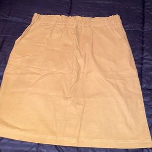 Very cute high waisted skirt with pockets.